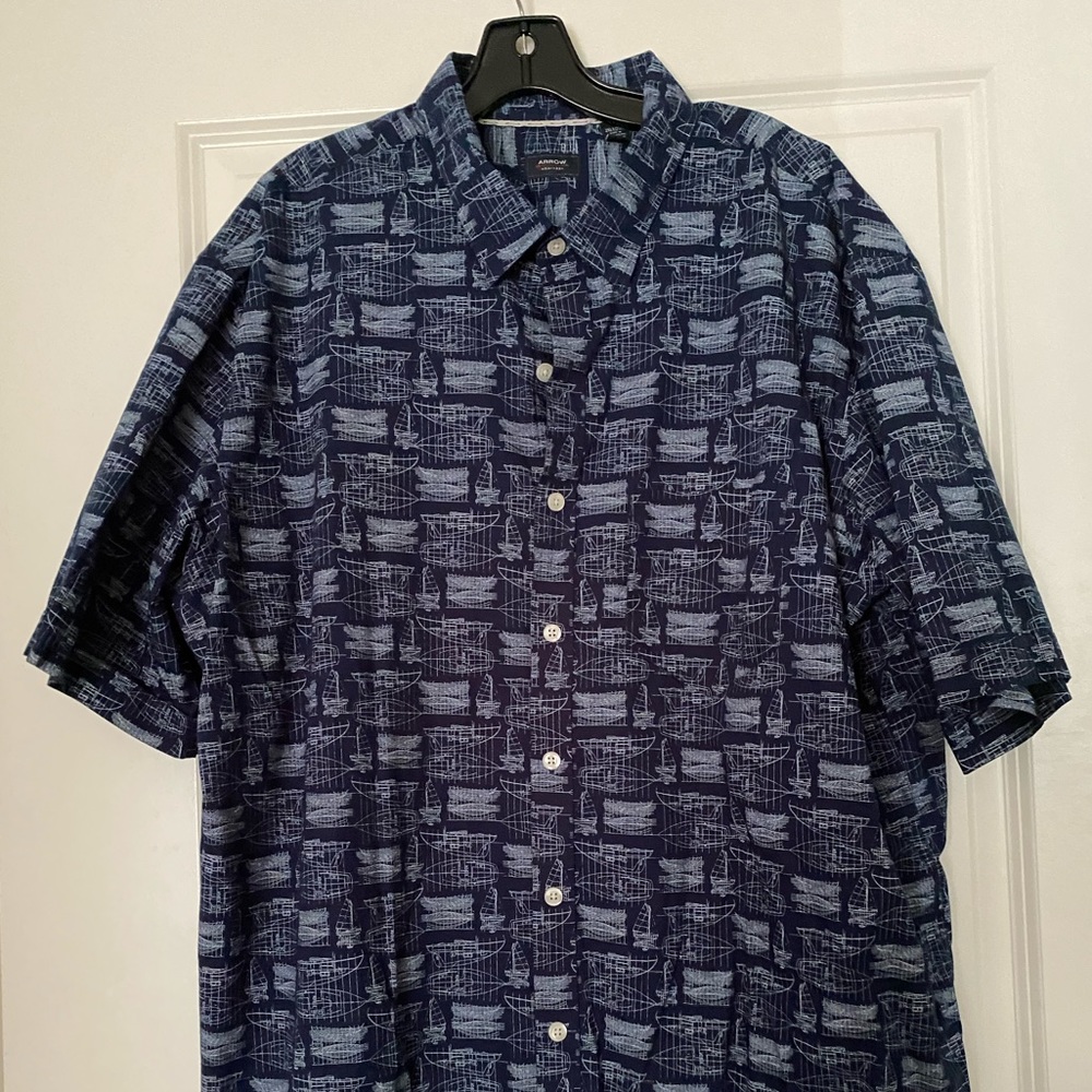 Shirt sleeve shirt, blue with print.
